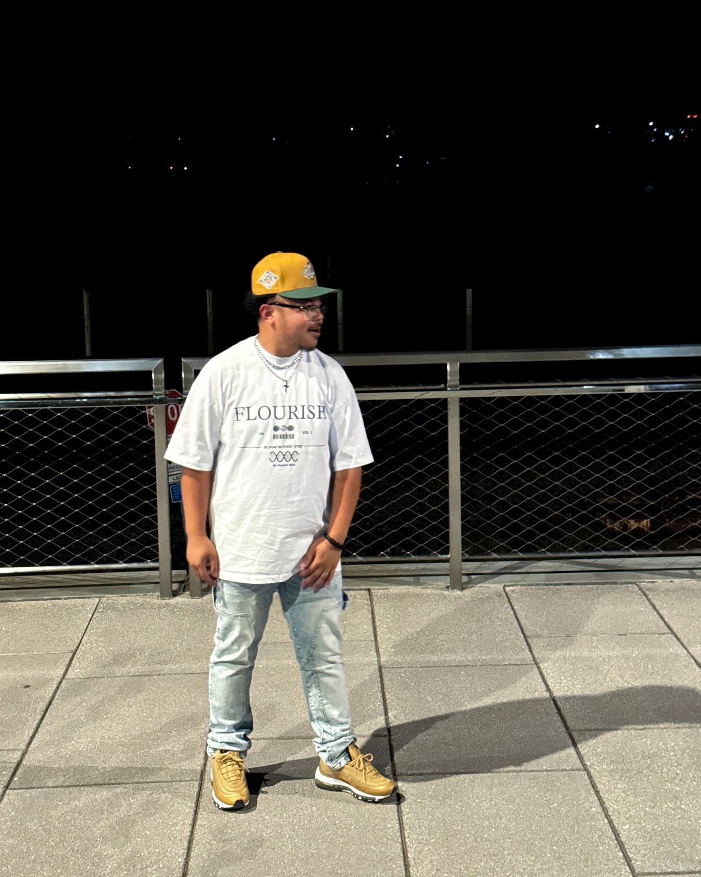 FLOURISH "CHROMEFLY" - OVERSIZED TEE x WHITE